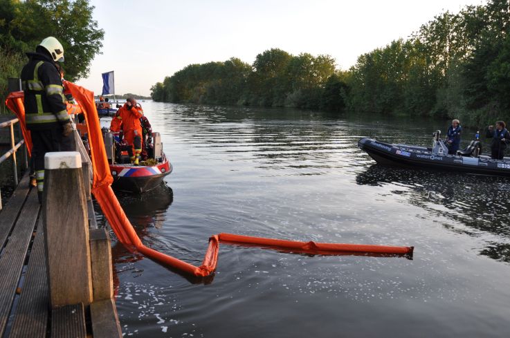 mini oil boom in actie